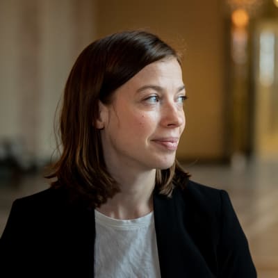 Li Andersson i rikssalen i riksdagen. 