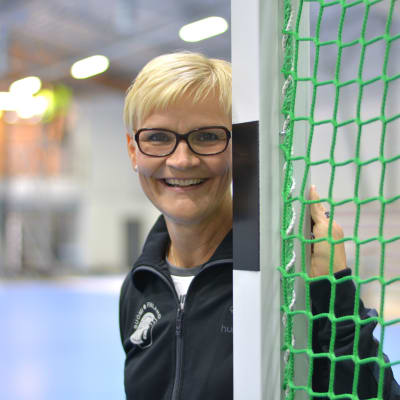 Päivi Mitrunen står vid ett handbollsmål.