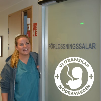 Kvinna står vid dörren till en förlossningssal.