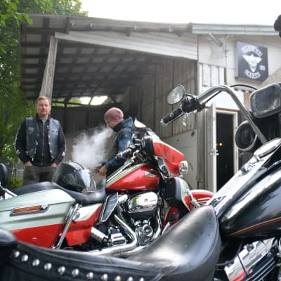 två män med motorcyklar