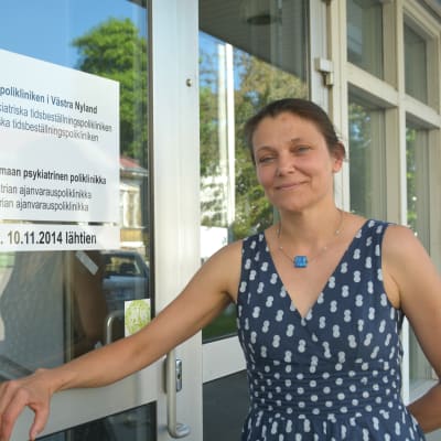 Psykiater Lotta Lassenius-Panula vid ingången till psykiatriska polikliniken i Ekenäs.