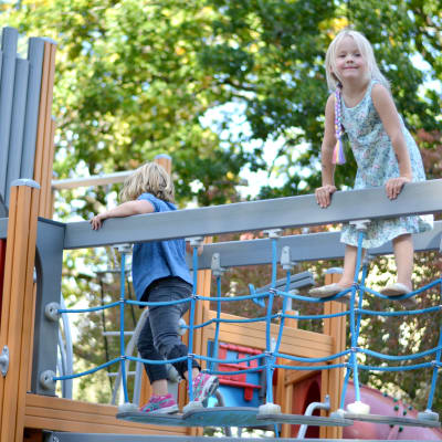 Elwa Höglund leker i en lekpark tillsammans med en annan flicka.