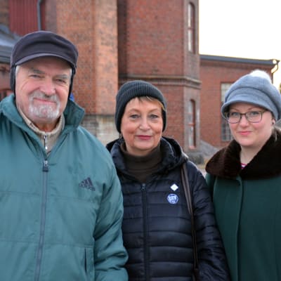 Holger Wickström, Karin Svahnström och Pamela Andersson utanför lokstallet i Karis.
