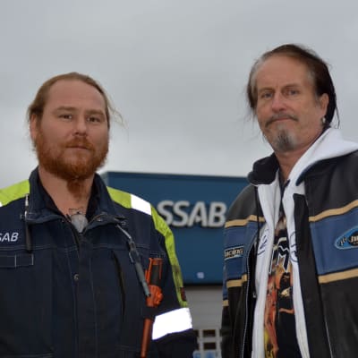 Jonas Gustafsson och Jarmo Peltonen utanför SSAB:s fabrik i Lappvik i Hangö. 