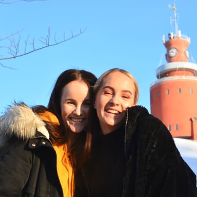 två flickor i vintermiljö