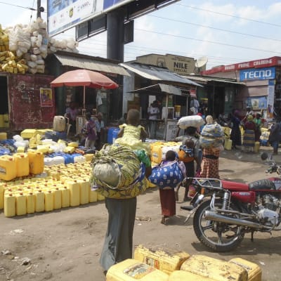 Marknad i gränsstaden Mpondwe i Uganda