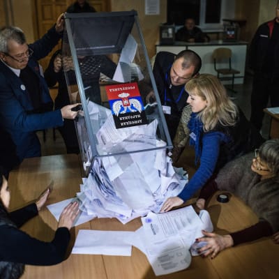 Rösträkning i Donetsk den 2 november 2014.