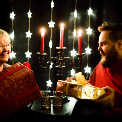 Stan Saanila och Pia Abrahamsson sitter vid ett juldekorerat bord.