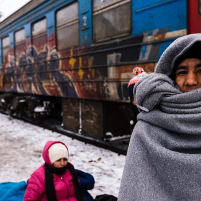 En flykting på järnvägsstationen i Presevo, Serbien 19.1.2015