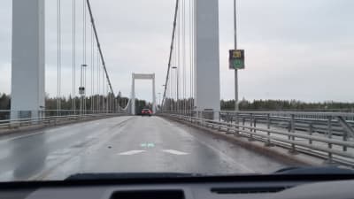 Farttavla på Rävsundsbron i Pargas.