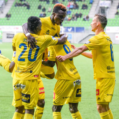 HJK firar mål på Sandviken i Vasa.