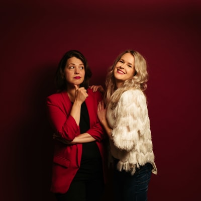 Eva Frantz ser tveksam ut medan Hannah Norrena ler mot kameran. 