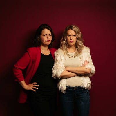 Eva Frantz och Hannah Norrena ser skeptiska ut. 