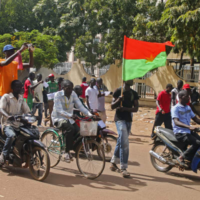Människor hurrar i Ouagadougou efter att Blaise Compaoré avgått.