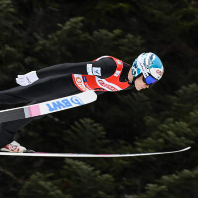 Antti Aalto flyger genom luften