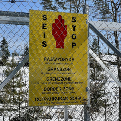 Rajavyöhykkeen varoitusmerkki lähellä Vainikkalan rataa Vainikkalassa.