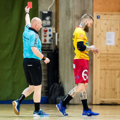 Teemu Tamminen fick ett rött kort i den fjärde handbollsfinalen våren 2019.