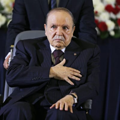 Abdelaziz svär sin presidented 28 april 2014.