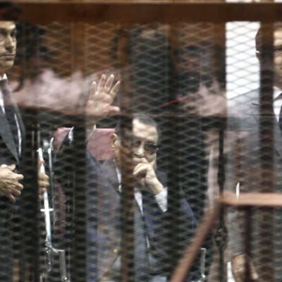 Från vänter Gamal Mubarak, Hosni Mubarak och Alaa Mukarak i rätten i Kairo den 9 maj 2015.