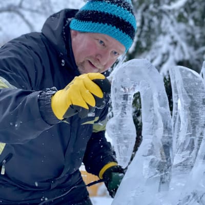 Timo Koivisto gör en svan av is.