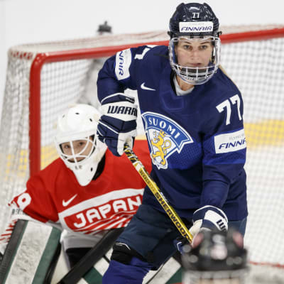 Naisleijonien Susanna Tapani maskissa. 