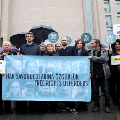 Turkiska och utländska demonstranter protesterade mot rättegången utanför domstolen i Istanbul 