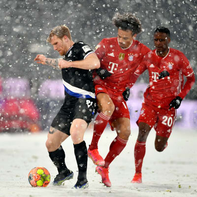 Arminia Bielefeldin Andreas Voglsammer taistelee pallosta Bayernin Leroy Sanen kanssa.