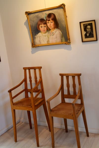 två stolar och två tavlor