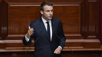 Emmanuel Macron talar på slottet Versailles