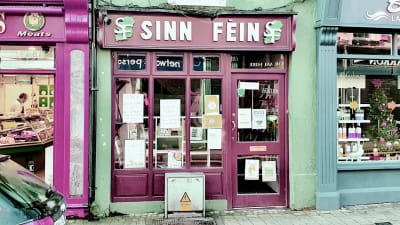 Sinn Feins kontor utifrån i den lilla staden Monaghan i norra Irland. 