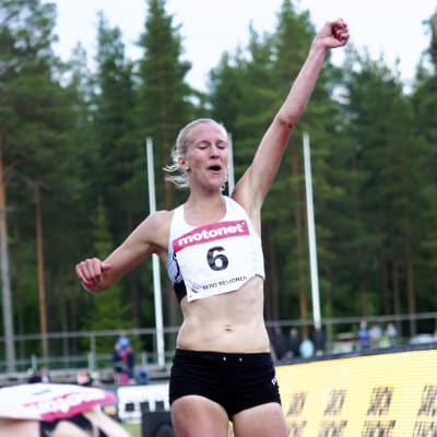Camilla Richardsson jublar efter målgången i Lapinlahti.