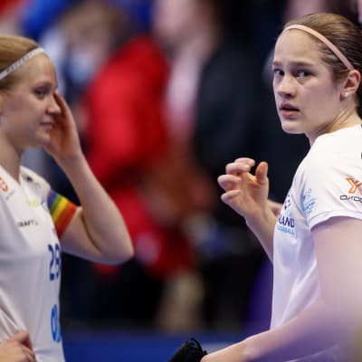 Veera (vas.) ja Oona Kauppi EFT-kotiturnauksessa 17.10. 2021