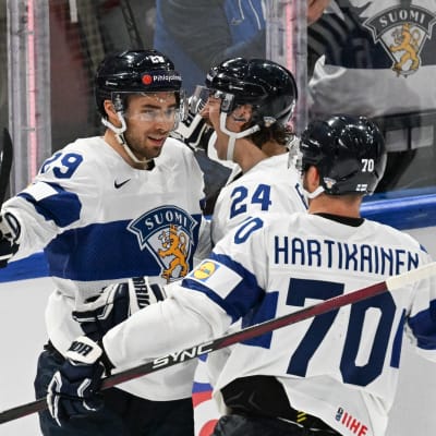 Finlands ishockeylag firar mål.