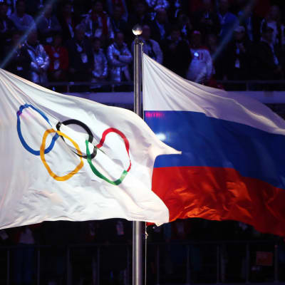 Venäjän ja kansainvälisen olympiakomitean lippu.