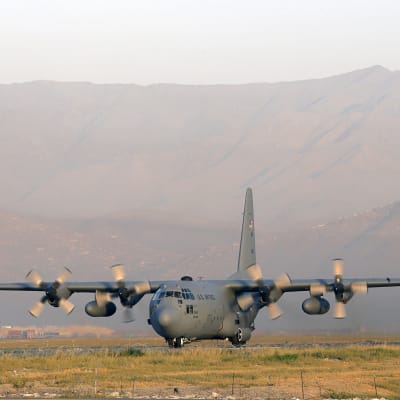 Ett plan av typen Lockheed C 130 Hercules landar i Kabul den 19 augusti 2012.