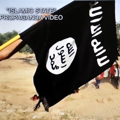 Svart flagga med arabisk text vajar i IS-propagandafilm.