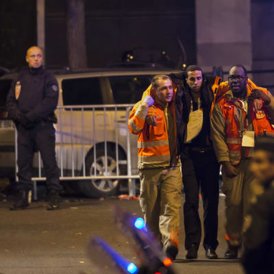 En skadad man evakueras vid Stade de France.