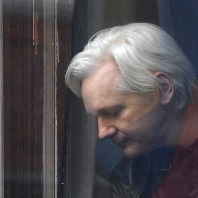 Julian Assange talade med reportrar från balkongen i Ecuadors ambassad i London den 19 maj 2017.