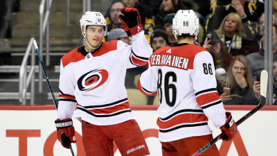 Sebastian Aho och Teuvo Teräväinen firar.