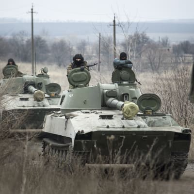 Proryska separatister uppges dra bort tunga vapen från en by i Donetskregionen 26.2.2015