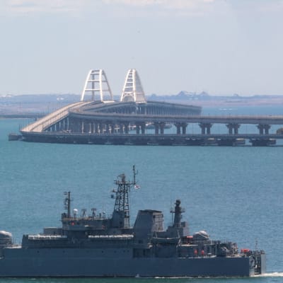 Venäläinen sotalaiva Kerchin sillan edustalla.