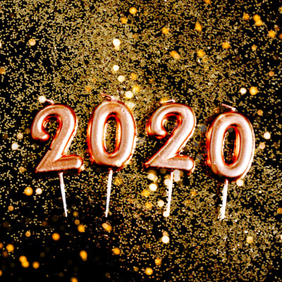 Ballonger med texten 2020 på glittrig bakgrund