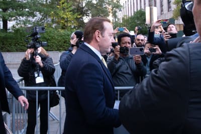 Kevin Spacey fotograferad snett bakifrån utanför domstolen i New York.