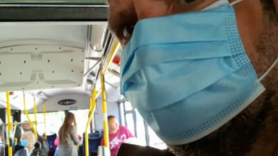 Ansiktsskydd i en buss i Riga i Lettland.