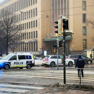 Elledningar hänger ner, poliser dirigerar trafiken framför Posthuset i Helsingfors.