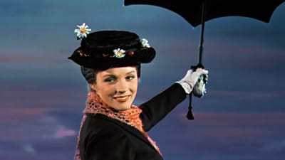 Mary Poppins kommer flygande med sitt paraply.