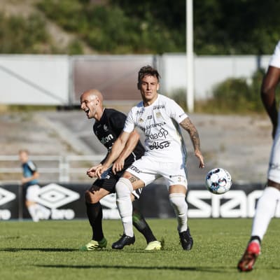 Javier Hervas ja Sebastien Arciero miesten jalkapallon Veikkausliigan ottelussa FC Lahti vs SJK 4. heinäkuuta 2021 Lahdessa.