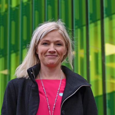 Pia Stoltzenberg poserar framför Nya barnsjukhuset.