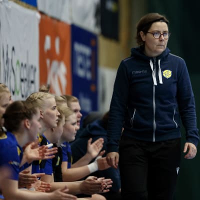 Birgitta Lindholm vid Kyrkslätts bänk under bronskampen 2021.