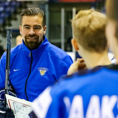 Jussi Ahokas tränar Finlands herrjuniorlandslag i ishockey.